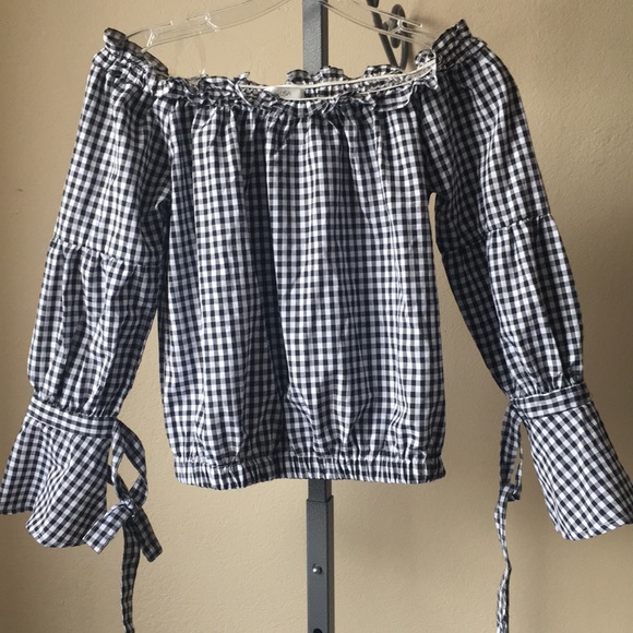 Active USA Off shoulder top - Picture 2 of 7